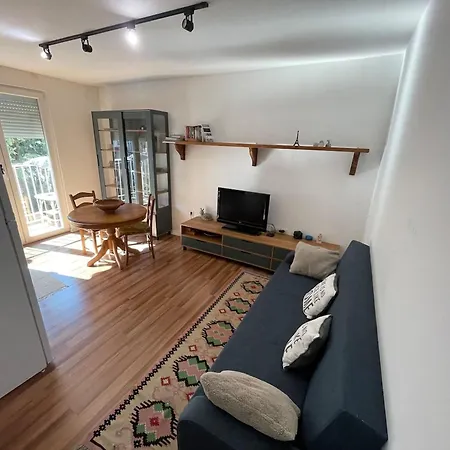 Flora - Modern Rooftop With Balcony *