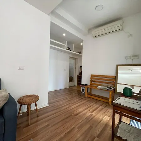 Flora - Modern Rooftop With Balcony * Tiran