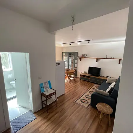 Flora - Modern Rooftop With Balcony