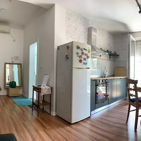 Flora - Modern Rooftop With Balcony *