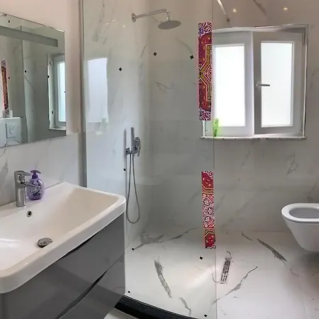 Flora - Modern Rooftop With Balcony